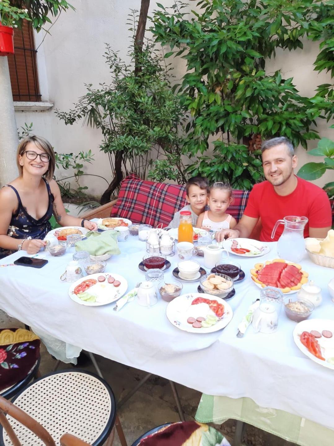 Vrenjo Guesthouse Gjirokastra Kültér fotó